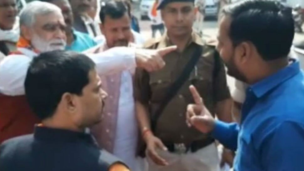 केंद्रीय मंत्री अश्विनी चौबे ने खोया आपा, प्रदर्शन कर रहे सोशल वर्कर पर भड़के