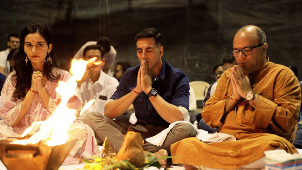 VIDEO: 'पृथ्वीराज' की शूटिंग से पहले भगवान की शरण में पहुंचे अक्षय-मानुषी, साथ में की पूजा