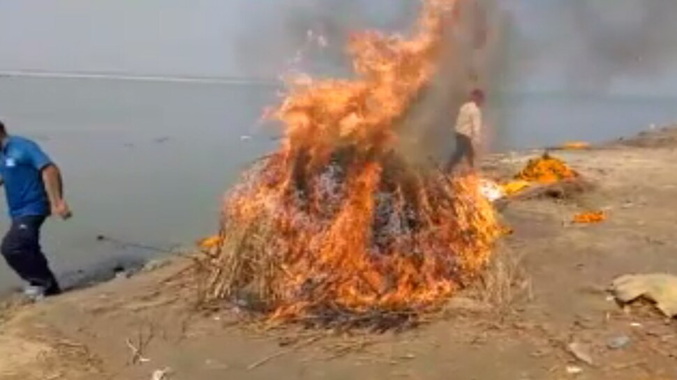 बिहार: गणितज्ञ डॉ. वशिष्ठ पंचतत्व में विलीन, लोगों ने नम आंखों से दी अंतिम विदाई