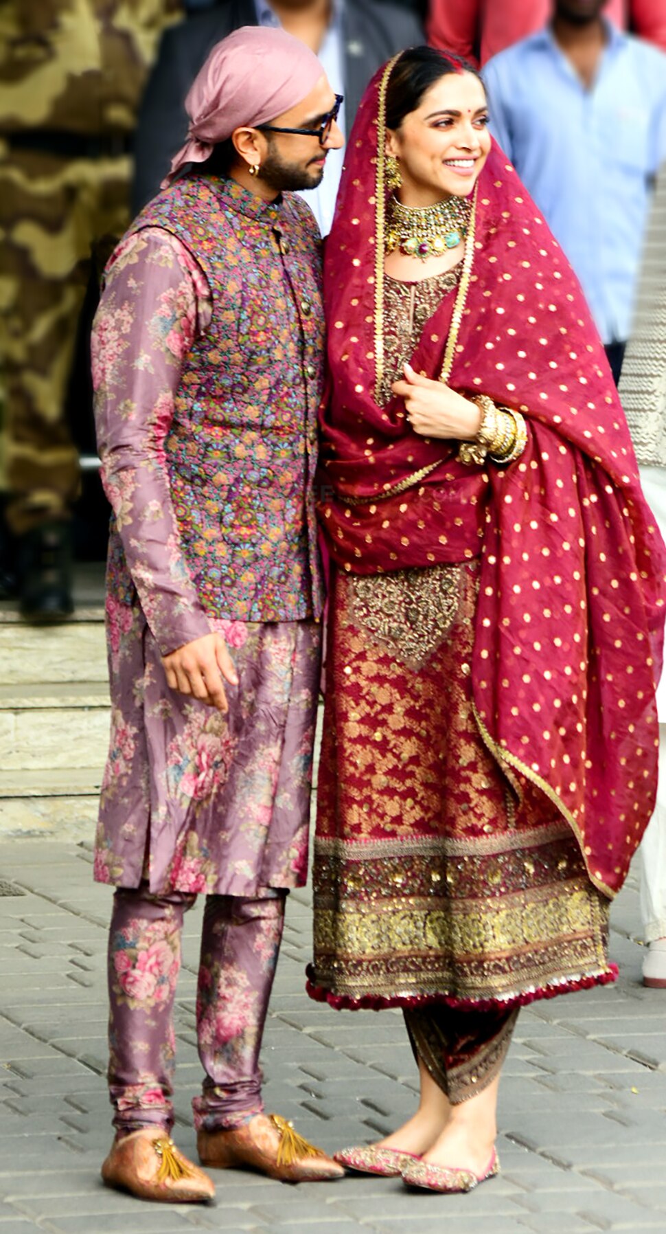 वाहेगुरु की शरण में Ranveer Singh and Deepika Padukone spotted at airport