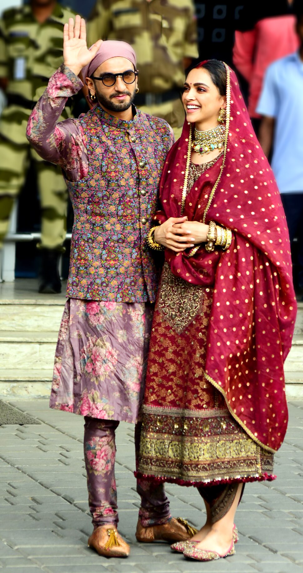ऐसे थे दोनों के लुक Ranveer Singh and Deepika Padukone spotted at airport