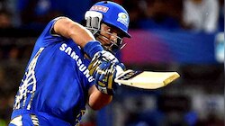 IPL: मुंबई इंडियंस ने 18 खिलाड़ियों को किया रीटेन, युवराज समेत 12 खिलाड़ी होंगे बाहर