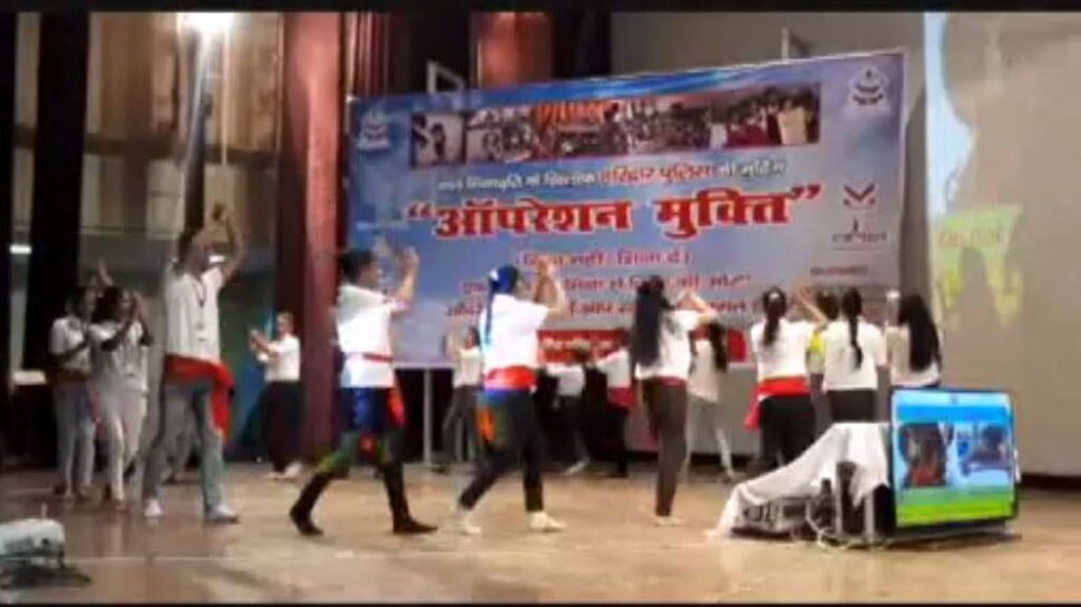 उत्तराखंड पुलिस ने चलाया 'ऑपरेशन मुक्ति', भीख मांगने वाले बच्चों का करवाया स्कूल में दाखिला
