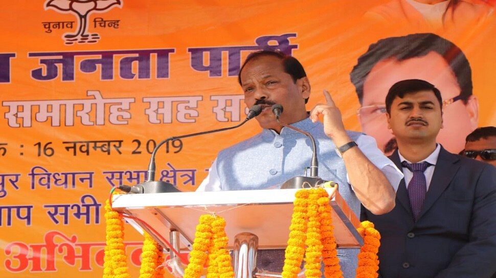चाईबासा: CM रघुवर का सोरेन परिवार पर निशाना, कहा- आदिवासियों का वोट लेकर जमींदार बन गए