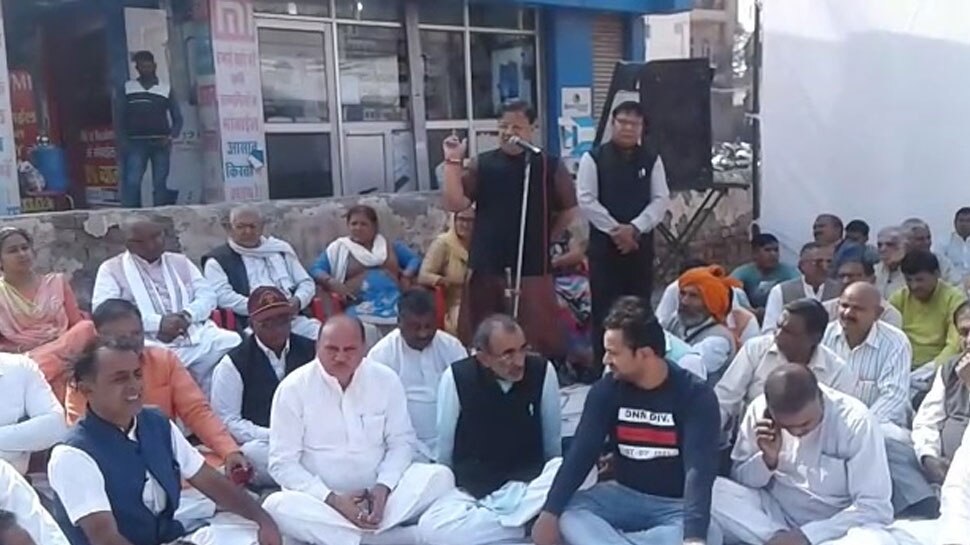 हरियाणा: राफेल मामले पर बीजेपी ने दिया धरना, पार्टी बोली - राहुल गांधी माफी मांगे