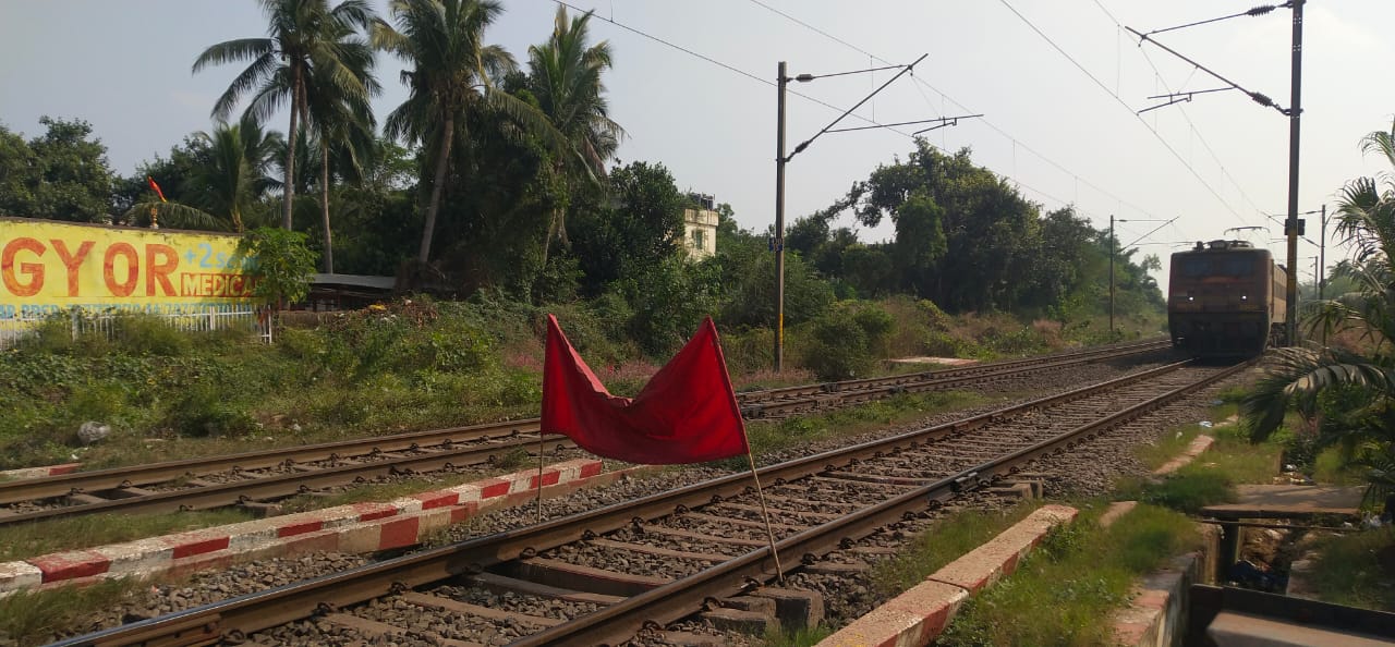 ଗେଟ ମ୍ୟାନଙ୍କ ବୁଦ୍ଧି ଯୋଗୁଁ ଦୁର୍ଘଟଣାରୁ ବର୍ତ୍ତିଲା ଟ୍ରେନ ଗେଟ ମ୍ୟାନଙ୍କ ବୁଦ୍ଧି ଯୋଗୁଁ ଦୁର୍ଘଟଣାରୁ ବର୍ତ୍ତିଲା ଟ୍ରେନ