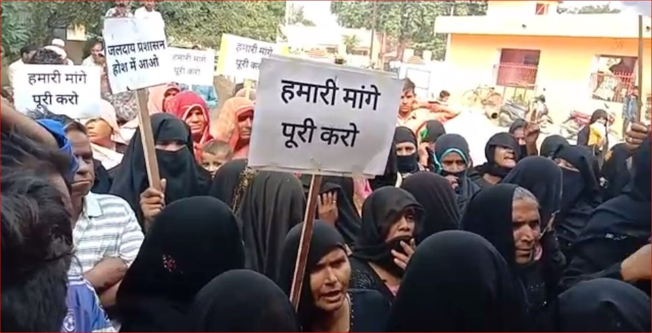 पानी की किल्लत ने खड़ा किया हंगामा, जलदाय दफ्तर पर जमकर मटका फोड़ प्रदर्शन पानी की किल्लत ने खड़ा किया हंगामा, जलदाय दफ्तर पर जमकर मटका फोड़ प्रदर्शन