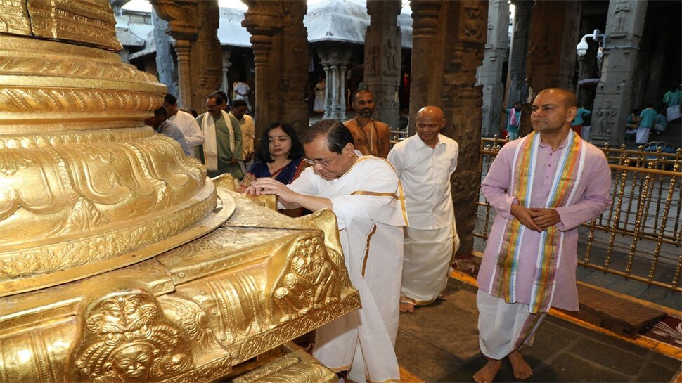 CJI रंजन गोगोई आज हो रहे हैं रिटायर, पत्नी के साथ किए भगवान वेंकटेश्वर के दर्शन