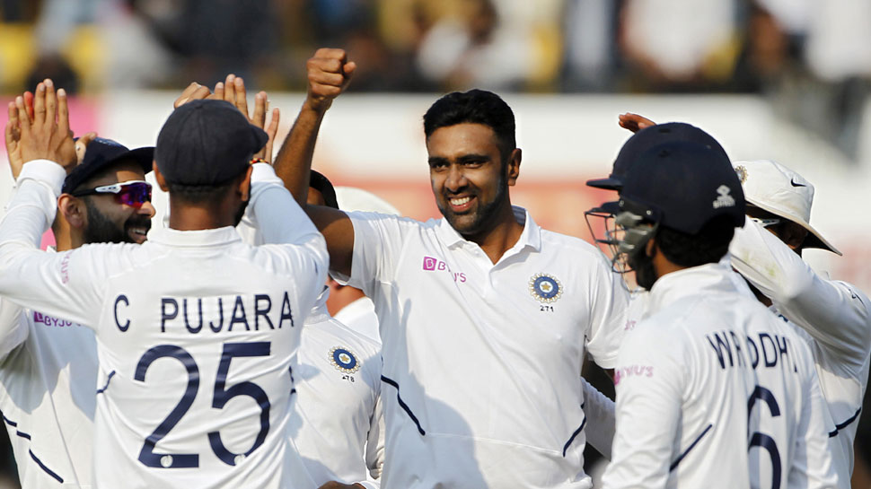 अश्विन ने लिए आखिरी में विकेट Ashwin finishes
