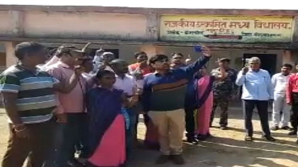 कोडरमा: मतदान के लिए अधिकारियों ने किया जागरूक, वोटर्स के साथ ली सेल्फी