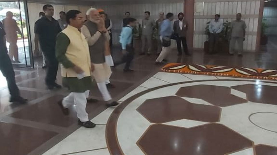 संसद के शीतकालीन सत्र से पहले सर्वदलीय बैठक, पीएम मोदी भी मौजूद
