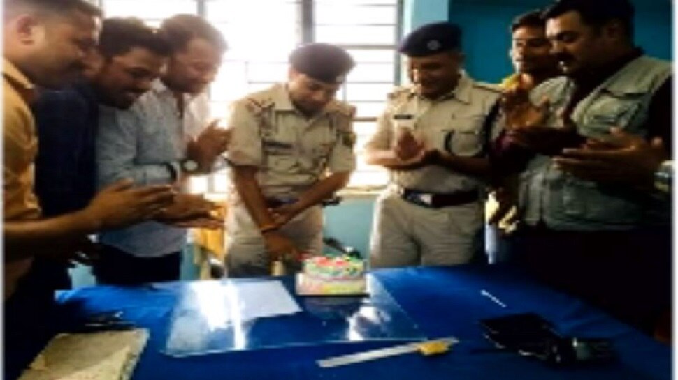 मुजफ्फरपुर: पुलिस अधिकारी के बर्थडे में शामिल हुआ हिस्ट्रीशीटर, IG ने दिए जांच के आदेश
