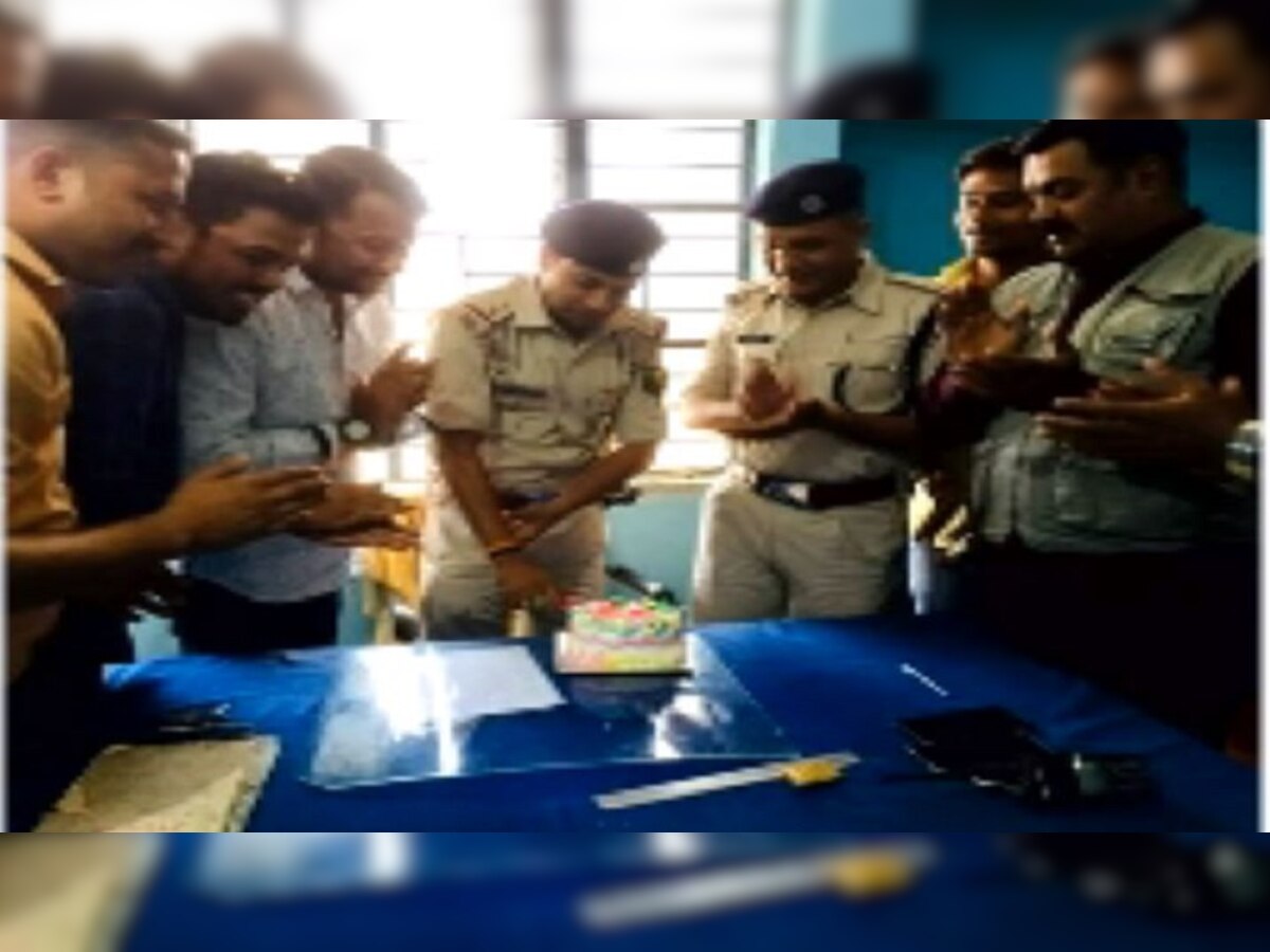 पुलिस अधिकारी के बर्थडे में शामिल हुआ हिस्ट्रीशीटर की तस्वीर वायरल हो गई.