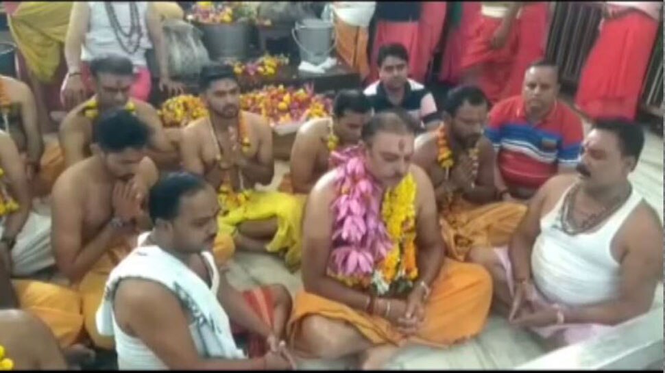 टीम इंडिया के कोच रवि शास्त्री पहुंचे उज्जैन, महाकालेश्वर मंदिर में की पूजा-अर्चना
