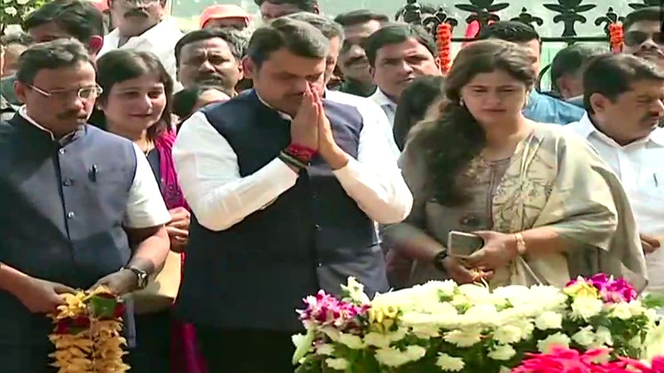 बालासाहेब की स्मृति सभा में फडणवीस के सामने नारेबाजी, 'सरकार किसकी? शिवसेना की' बालासाहेब की स्मृति सभा में फडणवीस के सामने नारेबाजी, 'सरकार किसकी? शिवसेना की'