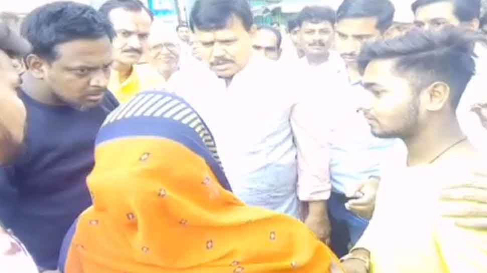 ग्वालियर: पुलिस से नहीं मिली मदद, मंत्री के पैरों में गिरी नाबालिग बेटी को तलाश रही मां