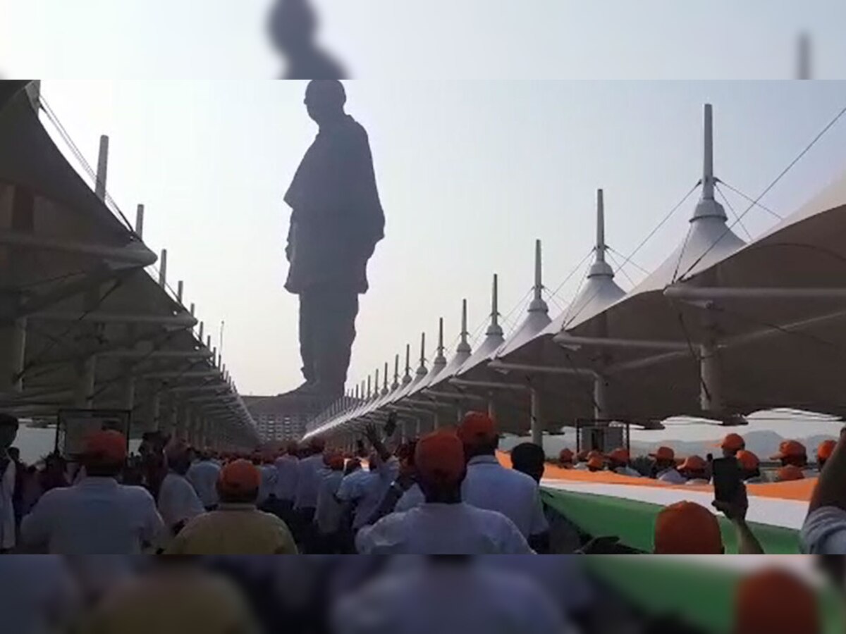 VIDEO: 1000 फुट का तिरंगा लेकर स्टैच्यू ऑफ यूनिटी पहुंचे 800 लोग, देखें भव्य नजारा