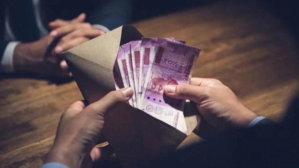 बिहार: 16 लाख घूस लेते हुए इंजीनियर गिरफ्तार, बाथरूम में खुद को बंद कर जलाए पैसे