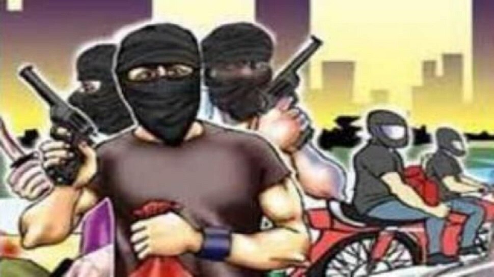 आरा: बंदूक की नोक पर बैंक से दिनदहाड़े 30 लाख की लूट, मैनेजर के साथ मारपीट