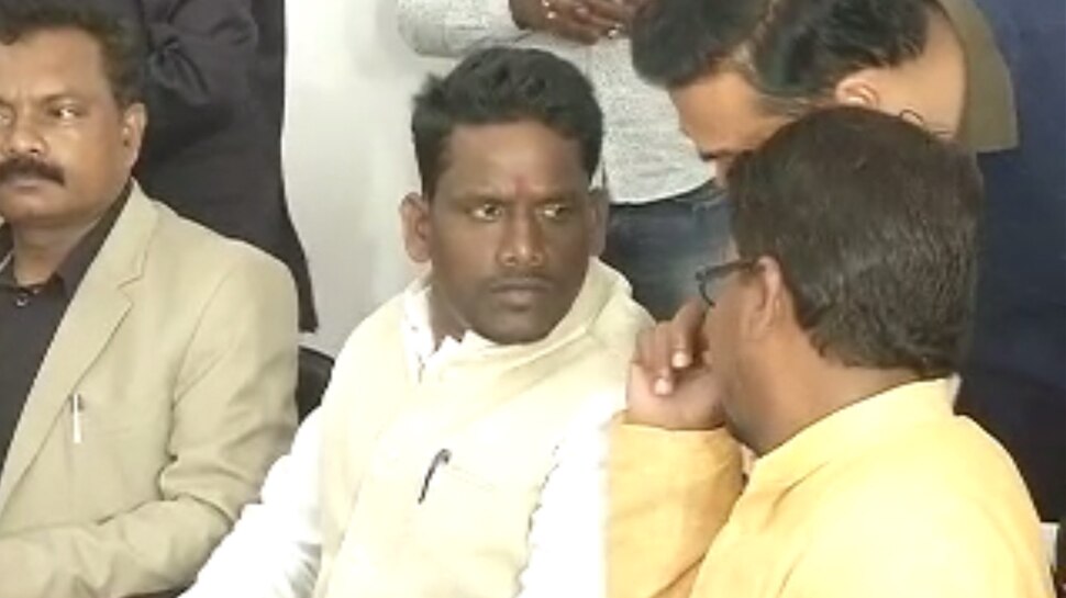 झारखंड चुनाव: बख्तरबंद गाड़ी में नॉमिनेशन करने पहुंचा नक्सली कुंदन पाहन, 128 मामले हैं दर्ज