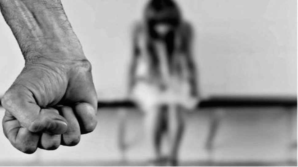 अपनी बेटी से हुए दुष्कर्म मामले में झूठ बोलकर कानून के शिकंजे में कैसे फंसी मां-जानिए पूरी कहानी अपनी बेटी से हुए दुष्कर्म मामले में झूठ बोलकर कानून के शिकंजे में कैसे फंसी मां-जानिए पूरी कहानी