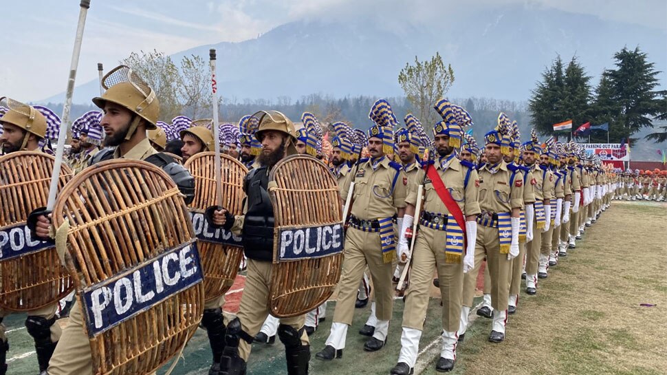 जम्मू कश्मीर पुलिस के नए जवानों ने पहली बार ली भारतीय संविधान की शपथ