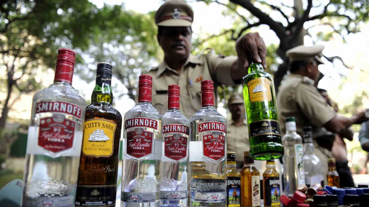 कैमूर: दवा के बीच छिपा कर ले जाई जा रही थी शराब, 25 लाख आंकी गई कीमत कैमूर: दवा के बीच छिपा कर ले जाई जा रही थी शराब, 25 लाख आंकी गई कीमत