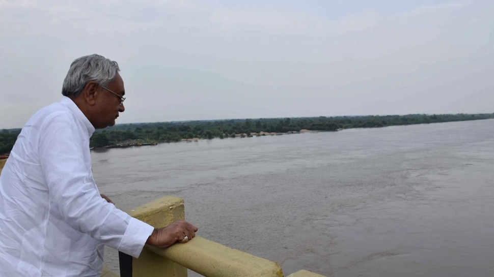 बिहार: नहाने लायक भी नहीं बची Ganga, विपक्ष ने पूछा- लोगों को कैसे पिलाएंगे गंगाजल?