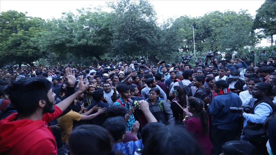 JNU छात्रों का मार्च: धारा 144 के उल्लंघन के आरोप में दिल्ली पुलिस ने दर्ज की FIR