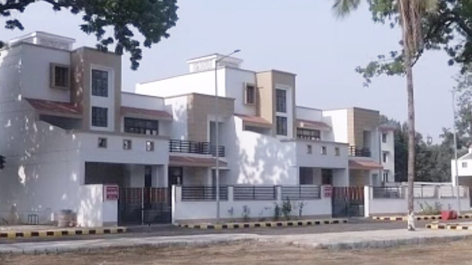 बिहार: डुप्लेक्स देखने परिवार के संग पहुंचने लगे MLC, खुशी का कर रहे इजहार