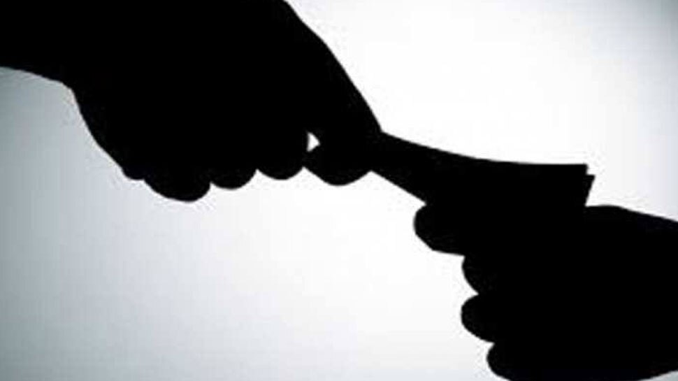 MP: किसान से महिला पटवारी ने मांगी 3000 रुपये की रिश्वत, लोकायुक्त ने रंगे हाथों पकड़ा