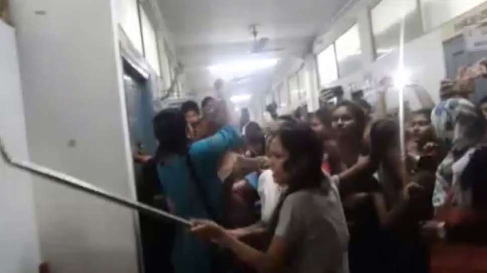 JNU के बाद कोलकाता के इस कॉलेज ने बढ़ाई फीस! छात्राओं ने जमकर की तोड़फोड़