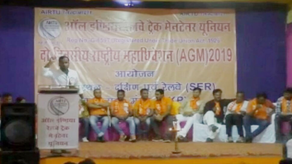 झारखंड: चक्रधरपुर में रेलवे ट्रैक मेंटेनर ने सरकार से की सुरक्षा की मांग, बताई अपनी समस्या