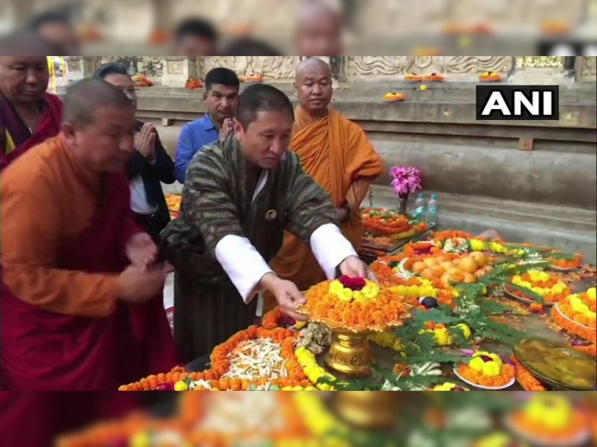 भूटान के विदेश मंत्री ने महाबोधि मंदिर में पूजा-अर्चना की. (तस्वीर साभार-एएनआई)