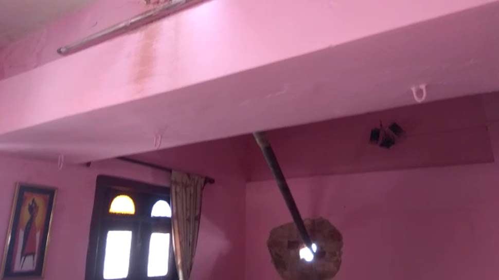 WB: दीवार चीरता हुआ घर में जा घुसा बोरिंग का पाइप, टली बड़ी दुर्घटना