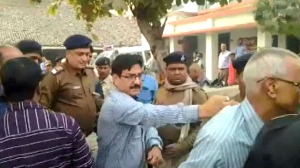बिहार: परिवहन विभाग के अधिकारियों की दादागिरी, बुजुर्ग के साथ थाने में की बदतमीजी