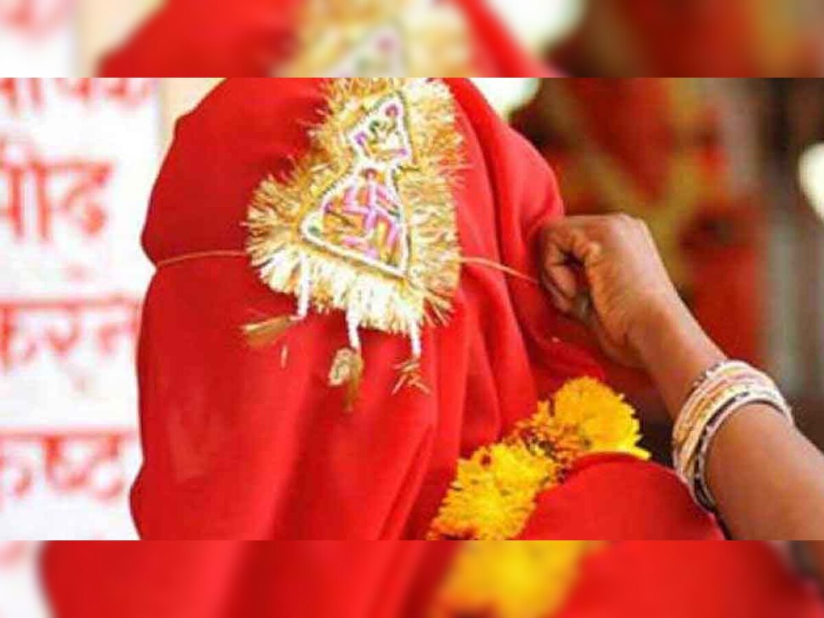 पुलिस ने दूल्हे समेत उसके परिवार पर केस दर्ज कर जांच शुरू कर दी है.