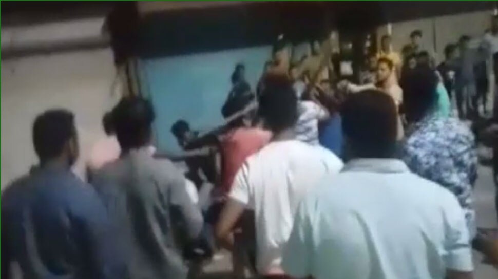 उग्र भीड़ के बीच फंसी पुलिस के लिए जीवन रक्षक बनकर आएगा ''कैप्सी स्प्रे'' उग्र भीड़ के बीच फंसी पुलिस के लिए जीवन रक्षक बनकर आएगा ''कैप्सी स्प्रे''