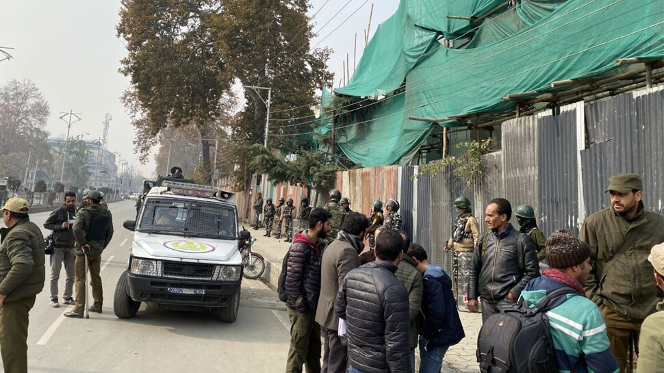 J&K: हिरासत में रखे गए नेताओं के परिजन बोले- 'हमारे अपनों को सुविधाएं नहीं दी जा रहीं'