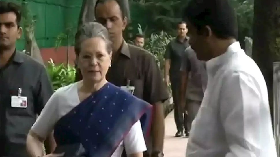 दिल्ली: कांग्रेस ने बुलाई आपात बैठक, सोनिया गांधी के निवास पर पहुंचे नेता