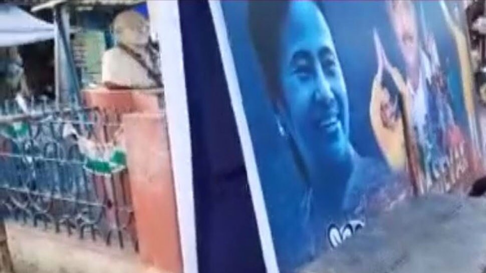 TMC प्रत्याशी के बैनरों से ढंकी महात्मा गांधी की मूर्ति, बीजेपी ने साधा निशाना