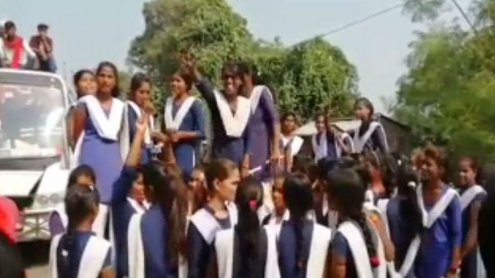 बिहार: छात्रवृत्ति की राशि नहीं मिलने पर आक्रोशित छात्रों ने किया सड़क जाम, जमकर किया बवाल