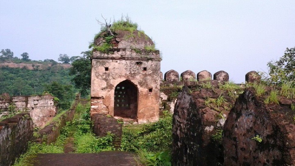 पलामू: चुनावी मुद्दे से दूर इस किले की वर्तमान स्थिति बदहाल, जीर्णोद्धार की उम्मीद लगाए खड़ा