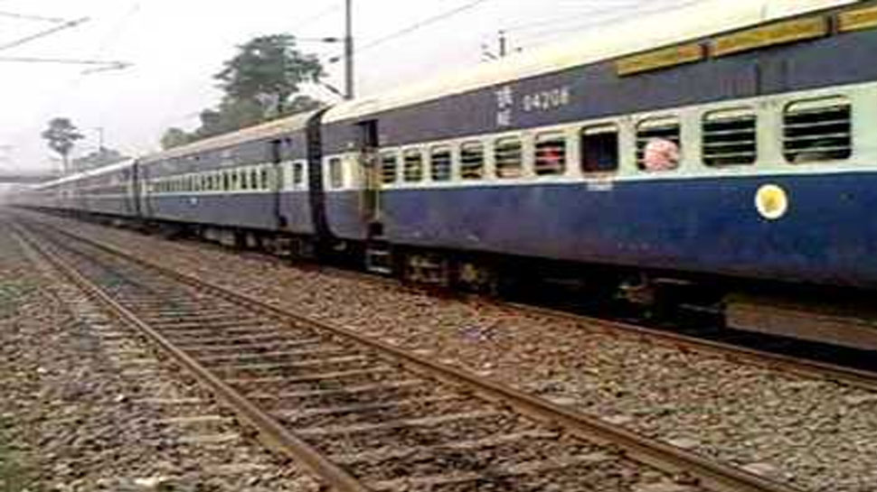 बिहार: ट्रेन लेट होने से परेशान यात्रियों ने किया विरोध, स्टेशन पर किया हंगामा बिहार: ट्रेन लेट होने से परेशान यात्रियों ने किया विरोध, स्टेशन पर किया हंगामा
