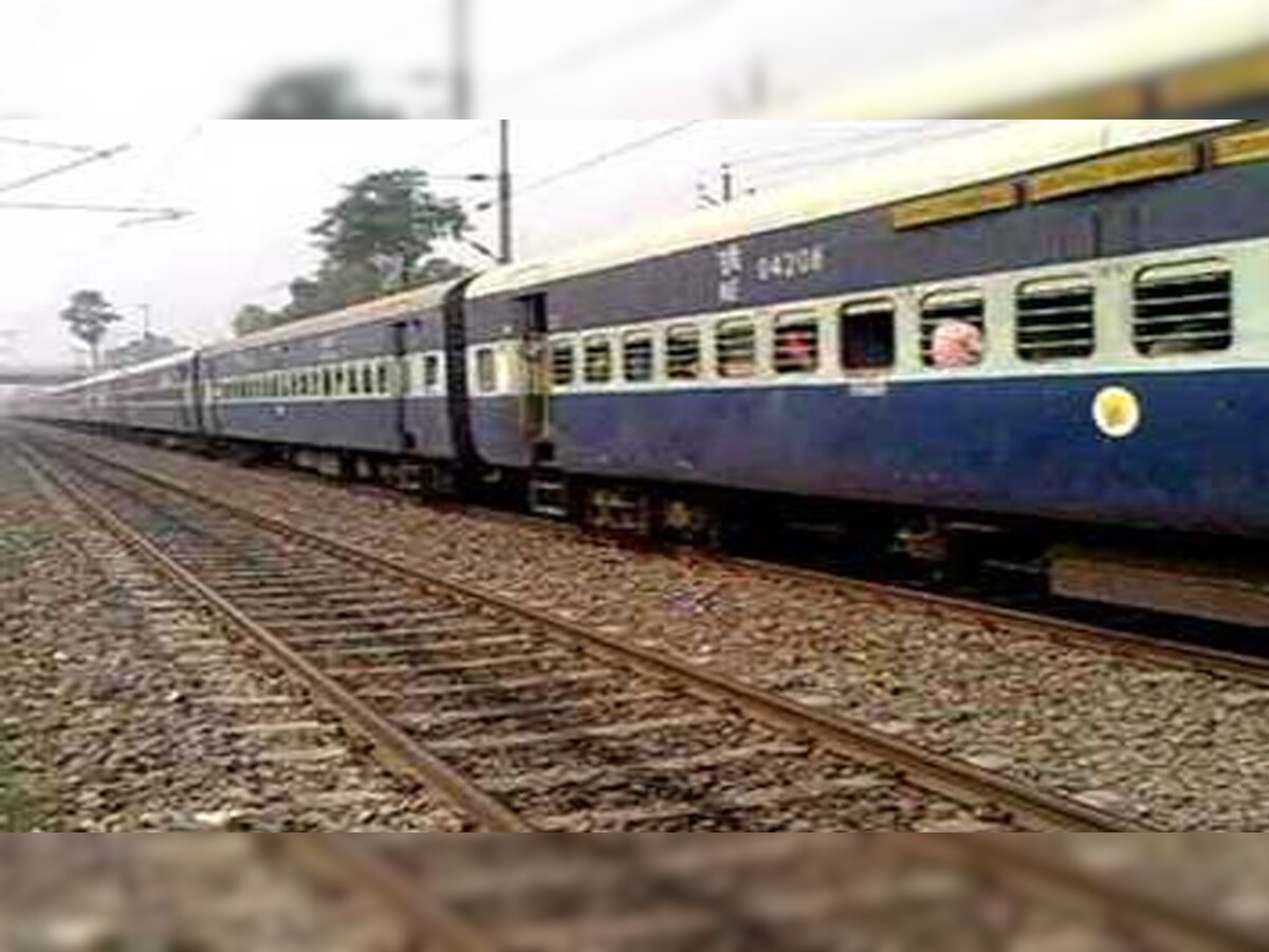 बिहार: ट्रेन लेट होने से परेशान यात्रियों ने किया विरोध, स्टेशन पर किया हंगामा