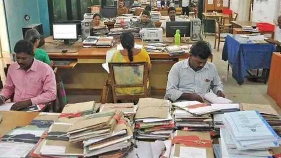 उत्तराखंड सरकार ने मांगी भ्रष्ट और लापरवाह सरकारी कर्मचारियों की लिस्ट, जानिए पूरा मामला उत्तराखंड सरकार ने मांगी भ्रष्ट और लापरवाह सरकारी कर्मचारियों की लिस्ट, जानिए पूरा मामला