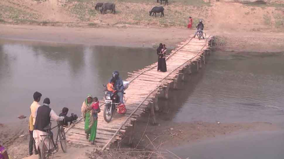 महाराजगंज: सरकार ने नहीं सुनी गुहार, ग्रामीणों ने बांस-बल्ली से खुद ही बना लिया पुल