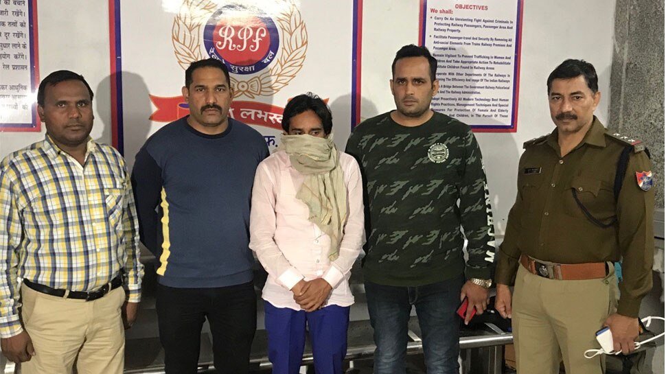 नई दिल्ली रेलवे स्टेशन पर RPF ने जब खोला मछली का बॉक्स, तो सबके उड़ गए होश