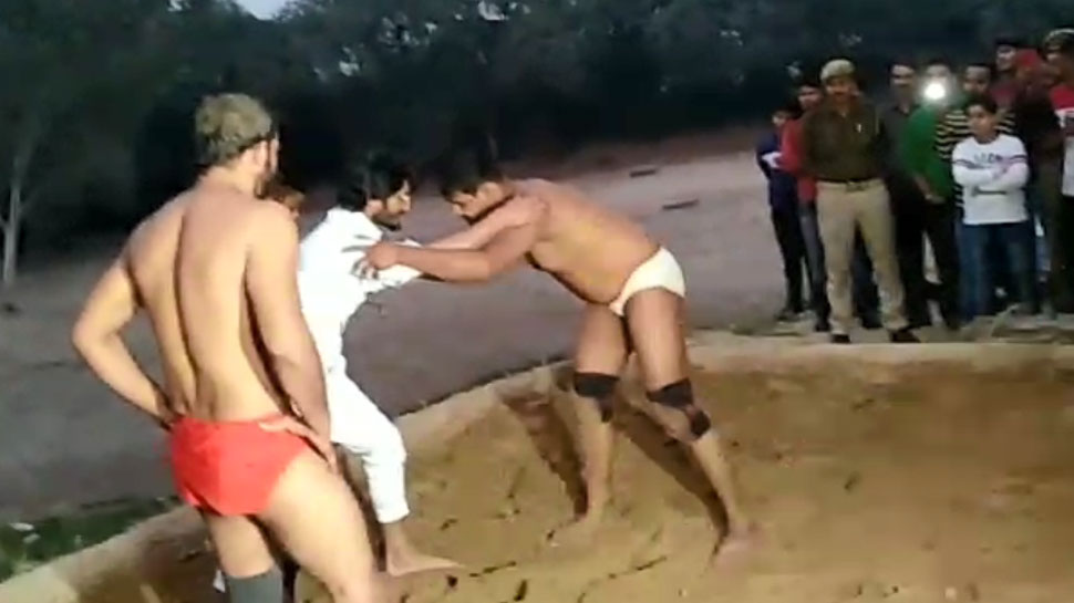 VIDEO: विद्युत जामवाल उतरे अखाड़े में, पहलवानों को यूं चटाई धूल... VIDEO: विद्युत जामवाल उतरे अखाड़े में, पहलवानों को यूं चटाई धूल...