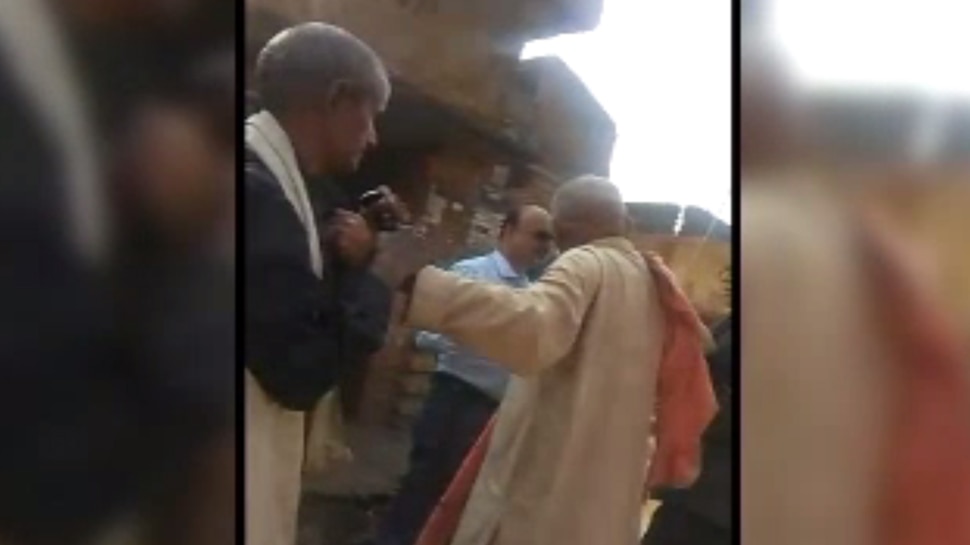 बिहार: जांच अधिकारी के समक्ष शिकायतकर्ता की होती रही पिटाई, वायरल हुआ वीडियो